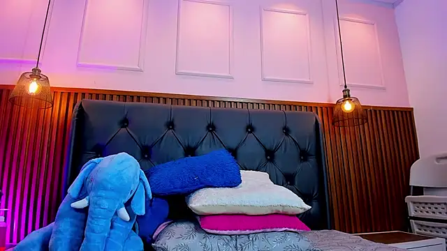 ISAPINK1's Live XXX Chat