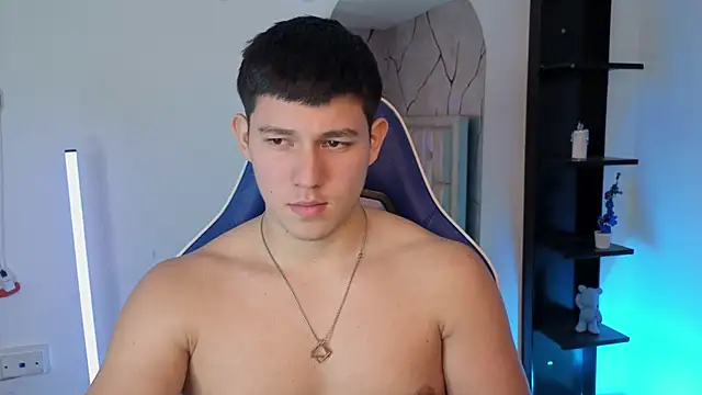 XXX chat uživo modela JamesCr_