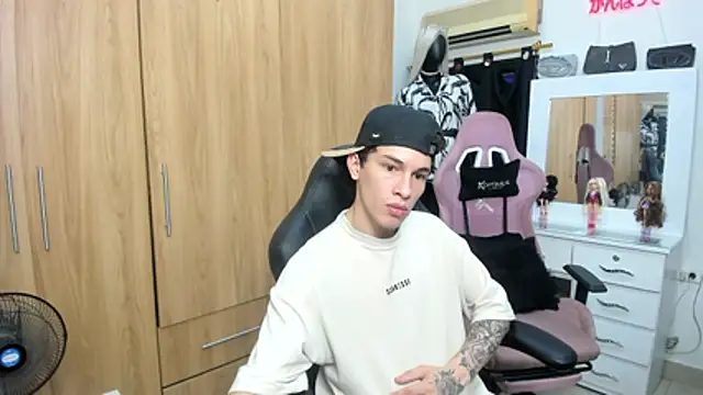צ'אט XXX בשידור חי של Pride_couple