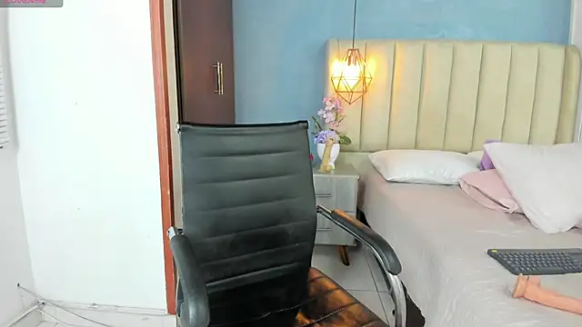Charlothe_01's Live XXX Chat