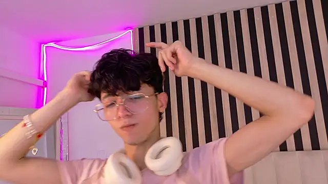 Twink_Sebas7 XXX чат на живо