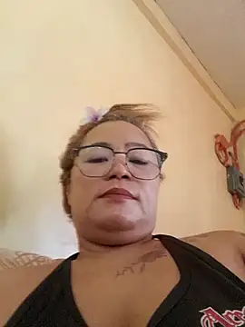 loriepinay46's Live XXX Chat