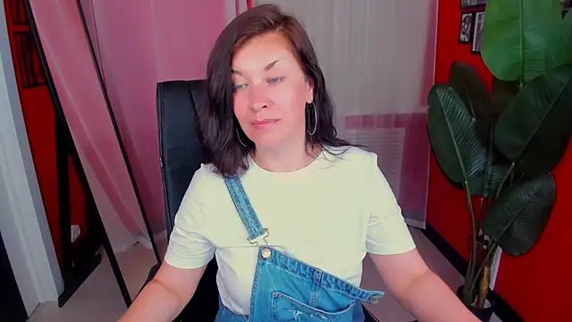 AnaMills Adlı Modelin Canlı XXX Sohbeti