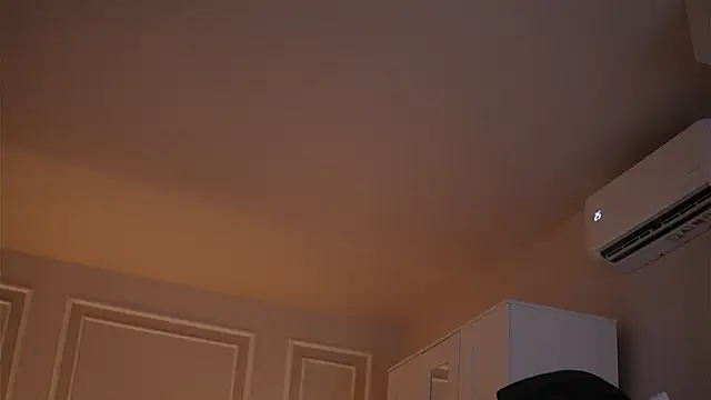 Chatroom XXX en direct de KyssaraPlay