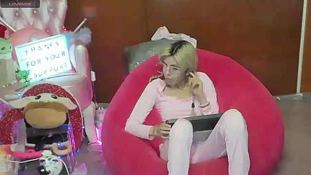 Skinygirl live XXX chat