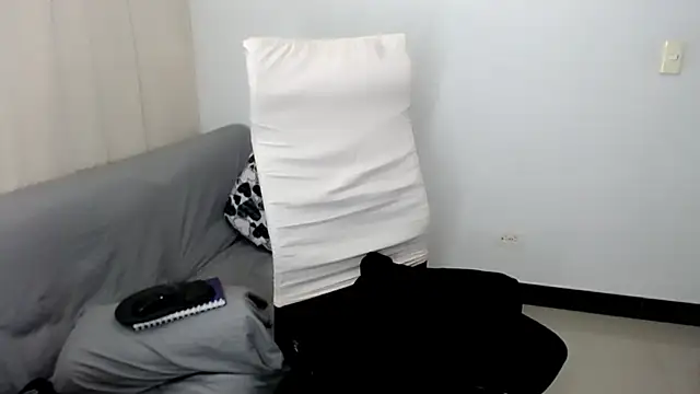 Laura-pervert live XXX chat