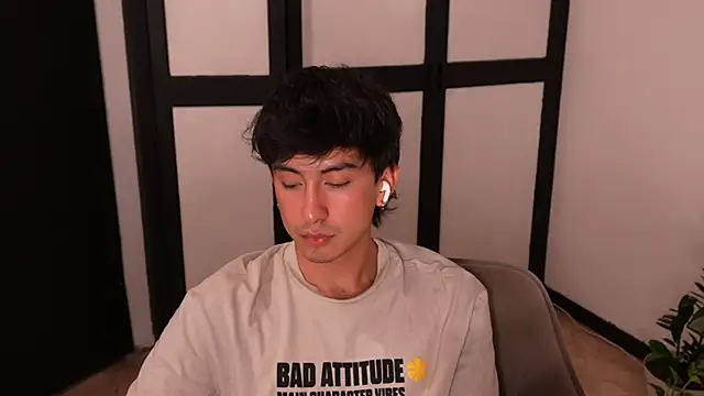 Онлайн чат XXX sweettaaron01