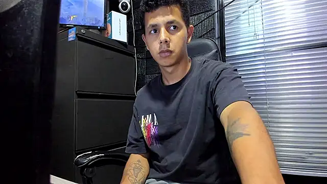 แชท XXX สดของ boy_bigcock24cm