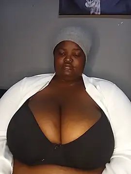 ChubbyLucia live XXX chat