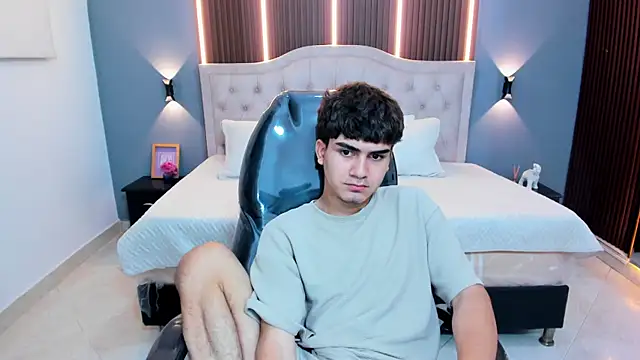 Tommy18__ Chat XXX in diretta