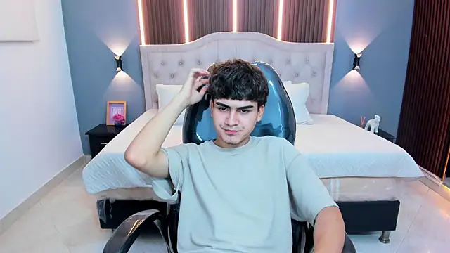 Tommy18__ Chat XXX in diretta