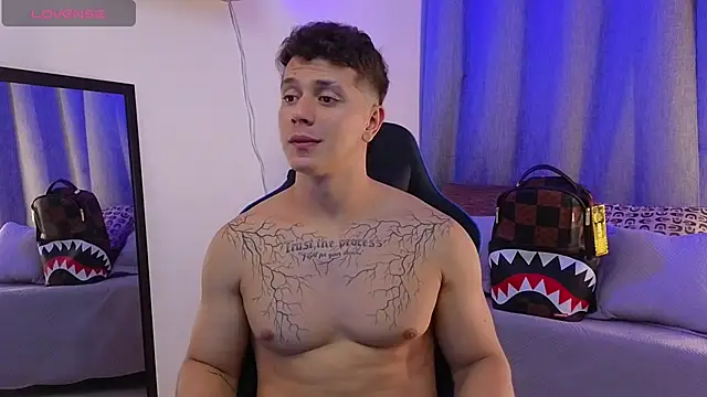 Онлайн чат XXX ASHTON_HILS