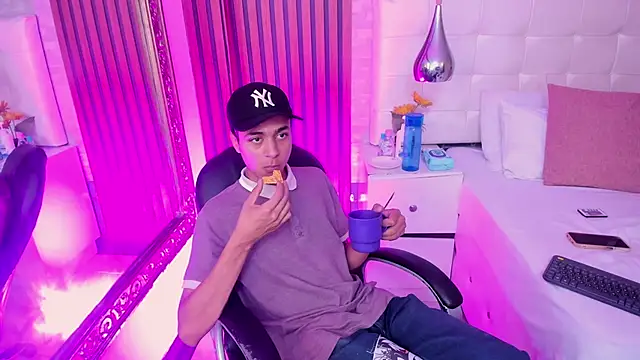 XXX chat uživo modela KyleeSmiith