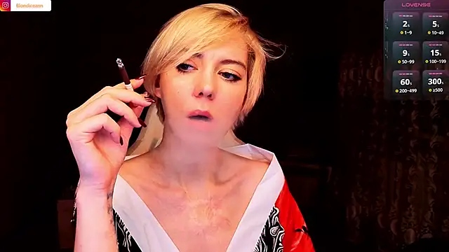 Blondice élő XXX-chatje