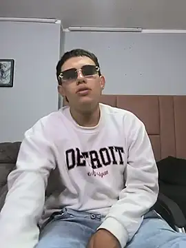 Show modela Thiagoo_Vega na web-kameri