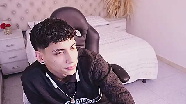 JhoanLeandro Adlı Modelin Canlı XXX Sohbeti