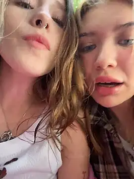 צ'אט XXX בשידור חי של FlashTitsRoyal