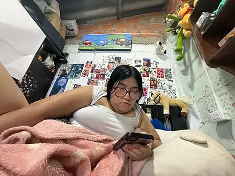 violeta_818 élő XXX-chatje