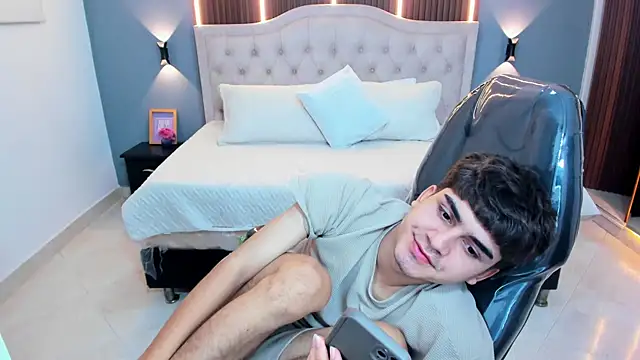 Tommy18__'s Live XXX Chat