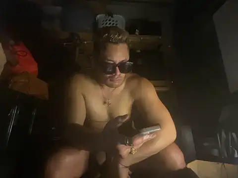 GirThquakeXXL's Webcam Show