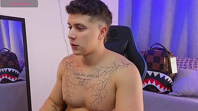 ASHTON_HILS: απευθείας συνομιλία ΧΧΧ