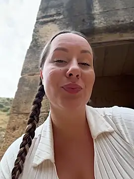 Mona_Plus élő XXX-chatje