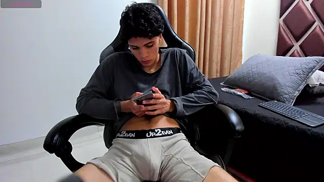 Czat XXX na żywo – Ithan_Hott