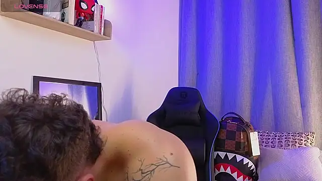 ASHTON_HILS Chat XXX in diretta