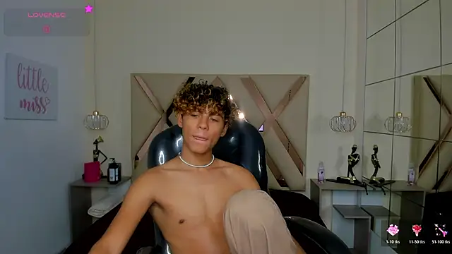 Anyelo_Twink Pertunjukan Webcam
