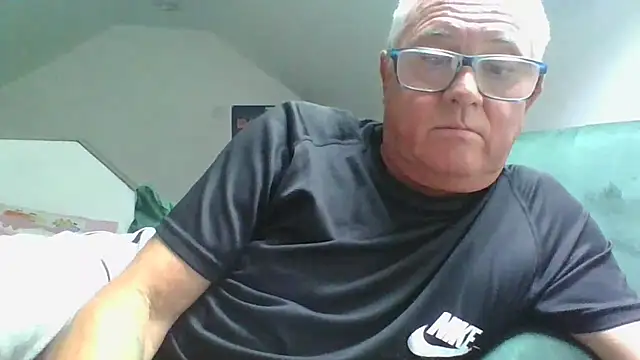 צ'אט XXX בשידור חי של naughtygrandad1