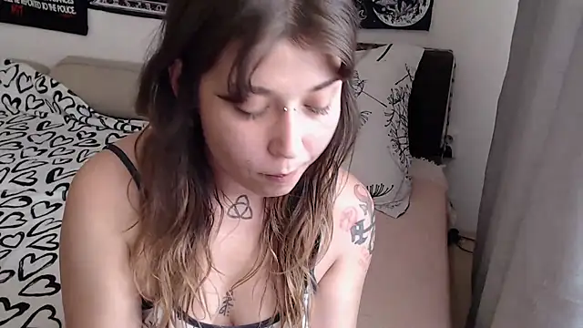 AlienforTwenty live XXX chat