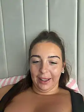 BrunetteBaddiexo Adlı Modelin Canlı XXX Sohbeti