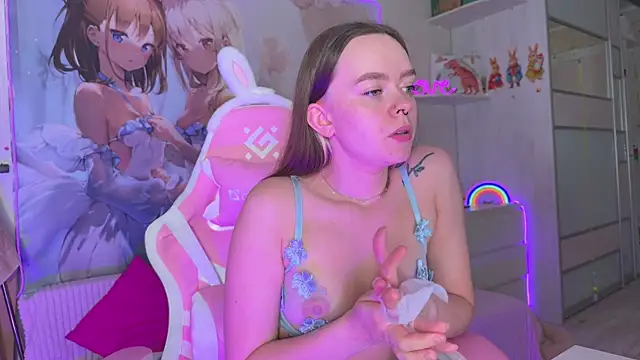 CheekySashaCharm Adlı Modelin Canlı XXX Sohbeti