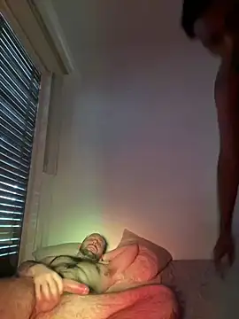 pela_and_black webcam show