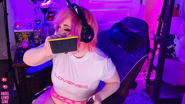 Angel-Lewd-Cake élő XXX-chatje