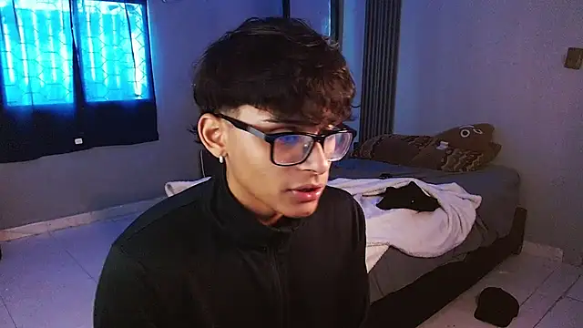 Mr_yisuzz élő XXX-chatje