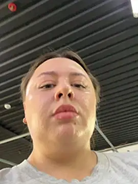 Sara_Hug Adlı Modelin Canlı XXX Sohbeti