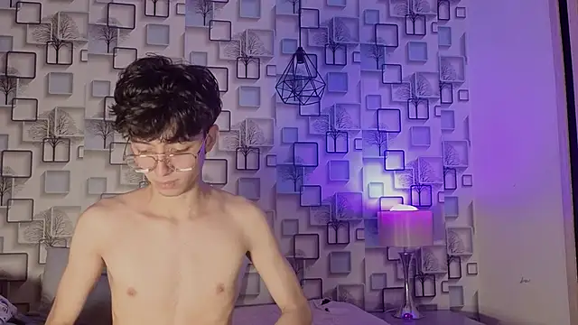 Twink_Sebas7: διαδικτυακό σόου στην κάμερα