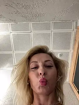 Chatroom XXX en direct de VikaBunny1