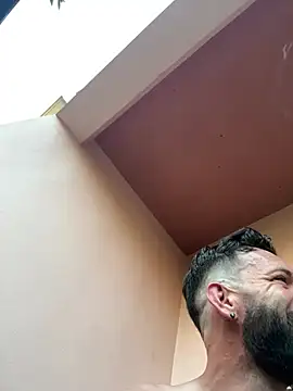 Michel_huge: διαδικτυακό σόου στην κάμερα
