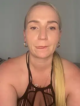BootyQueenApril XXX чат на живо