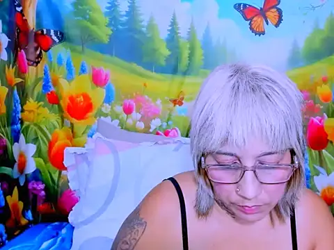 indianroxy's Live XXX Chat