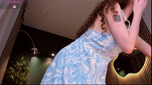 Curly_Moon's Live XXX Chat