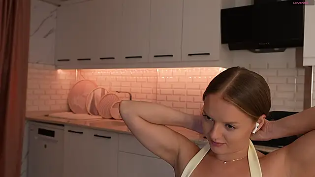 lunaaauraaaa Adlı Modelin Canlı XXX Sohbeti