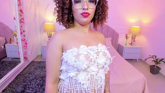 MadelaineJones' Live XXX Chat