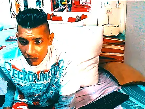צ'אט XXX בשידור חי של IndianSavageMale