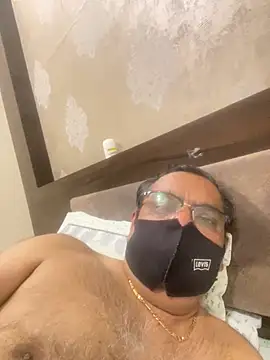 maleattention: διαδικτυακό σόου στην κάμερα