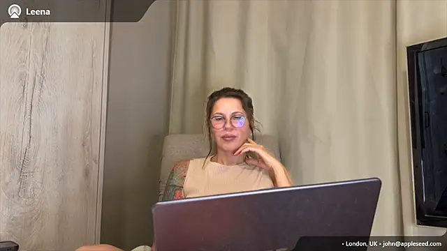 Linoria's Live XXX Chat