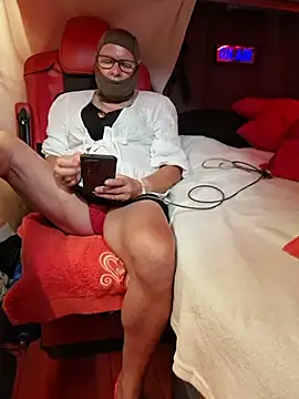 Show modela Komandos1974 na web-kameri
