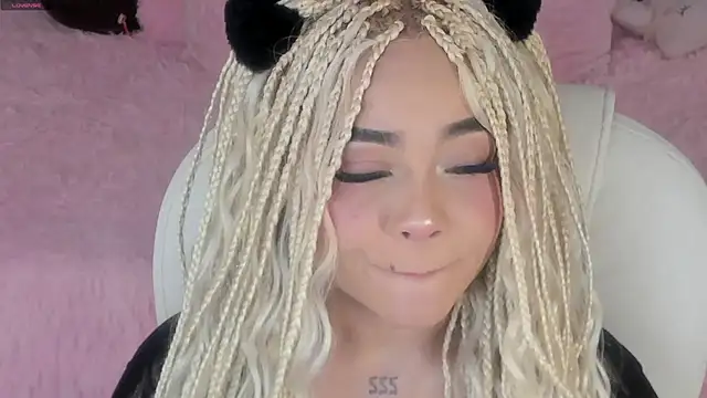 conny__curly Adlı Modelin Canlı XXX Sohbeti